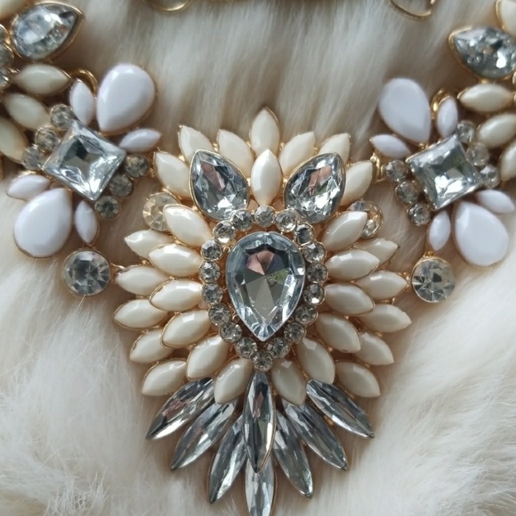 Multi-layered Floral Statement Necklace! NWOT! - Picture 4 of 5